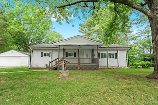 1060 Apple Blossom Dr, Howell, MI 48843