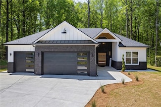 632 Hunters Cove Ln, Loganville, GA 30052
