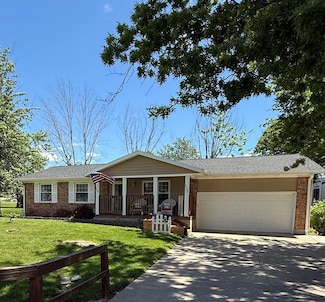 1102 Hawthorn Dr, Macon, MO 63552