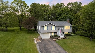 17 Nottingham Ln, Haverhill, MA 01835