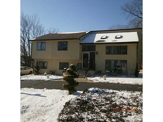 10 Fountain Ave, Johnston, RI 02919