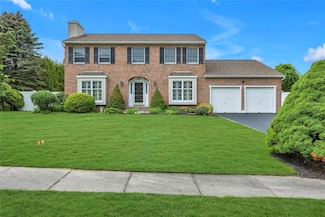 5 Jay Ln, Holbrook, NY 11741