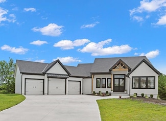 28897 Hackberry Cir, Paola, KS 66071