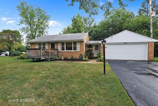 1004 Plaister Ave, Lake Bluff, IL 60044