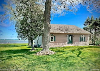 1042 N Lakeshore Rd, Harbor Beach, MI 48441
