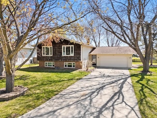 728 Jamestown Ct, Green Bay, WI 54301