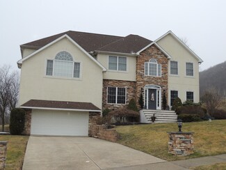 25 Fairway Dr, West Pittston, PA 18643