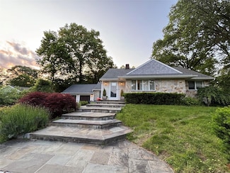 70 Downing Ave, Sea Cliff, NY 11579