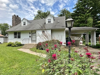 1000 Rider St, Flora, IL 62839
