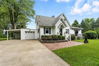 2816 Chippewa Ln, Midland, MI 48640