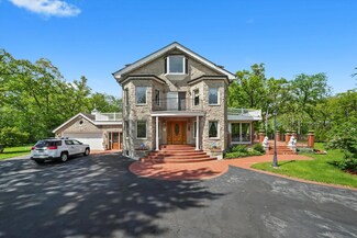 300 N Bradley Rd, Lake Forest, IL 60045