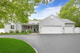 128 San Juan Dr, Hauppauge, NY 11788