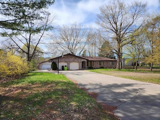 689 Point Dr, Clare, MI 48617