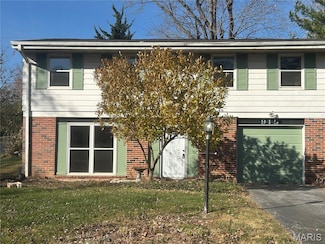 915 Trianon Ln, Ballwin, MO 63011