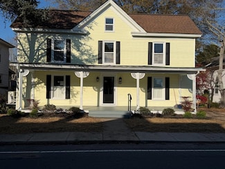 27 Main St, Wachapreague, VA 23480