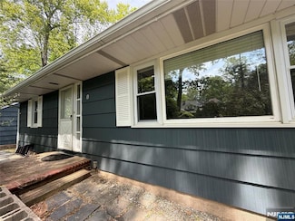 8 Autumn Ln, Old Tappan, NJ 07675