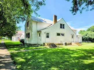 212 14th St, Heron Lake, MN 56137