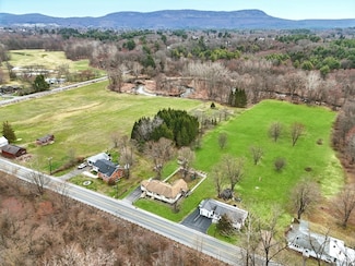 16 Pomeroy Meadow Rd, Easthampton, MA 01027