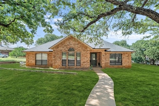 604 Willow Bend St, Cleburne, TX 76031