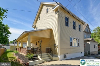 319 W Franklin St, Slatington, PA 18080