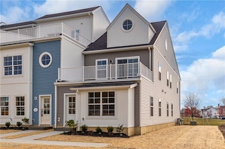 445 Harbor Ln, Lorain, OH 44052