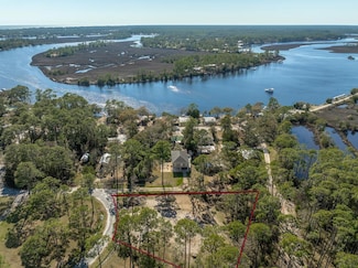 735 Wellborn Ave, Carrabelle, FL 32322