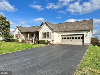 11 Wisteria Ct, Falling Waters, WV 25419