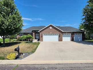 1808 Creekside Dr NE, Owatonna, MN 55060