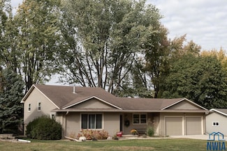 208 Iowa Ave NW, Orange City, IA 51041