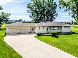 201 Rainbow Dr, Fairbank, IA 50629