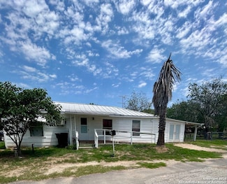 111 Fernandez Ave, Devine, TX 78016
