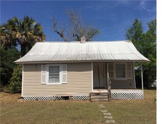 175 7th St, Apalachicola, FL 32320