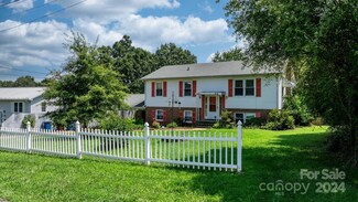 1341 Village Cir, Hickory, NC 28602