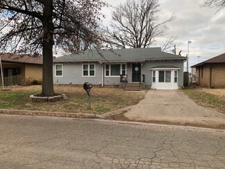 1421 S D St, Blackwell, OK 74631