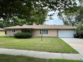 405 S Pine St, Menno, SD 57045