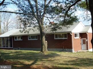 807 N Pine St, Burnham, PA 17009