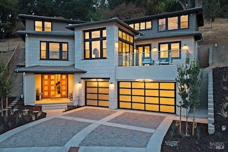 22 Oak Knoll Ct, Petaluma, CA 94952