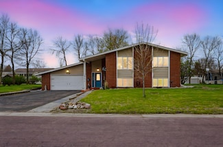 1840 Red Leaf Ct, Windom, MN 56101