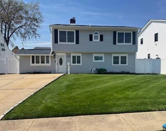 18 Prince Ln, Westbury, NY 11590