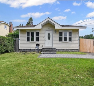 5 Inca Dr, Bay Shore, NY 11706