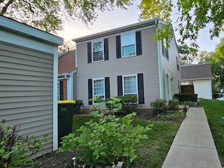 16 Forest Ln, Cary, IL 60013