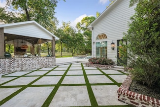 2207 Longmire Rd, Conroe, TX 77304