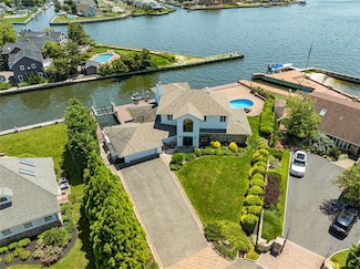 79 Tahlulah Ln, West Islip, NY 11795