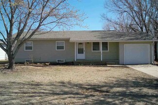 916 Pine St, Halstead, KS 67056