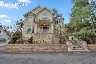 68 Circle Rd, Staten Island, NY 10304