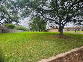 113 Belmont Ave, Hitchcock, TX 77563