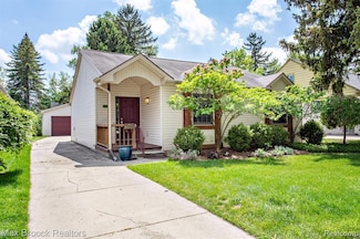 10795 Kingston Ave, Huntington Woods, MI 48070
