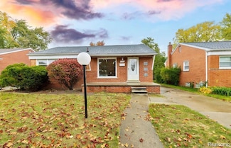 6690 Deering St, Garden City, MI 48135