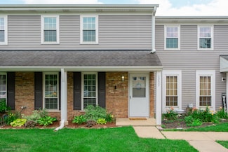 1257 Downing St, Roselle, IL 60172