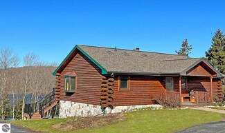 8315 Mulberry Ln, Charlevoix, MI 49720